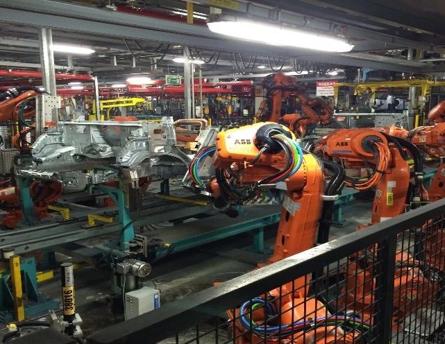 Otomotiv üretim hattında yakın çekim endüstriyel robotlar